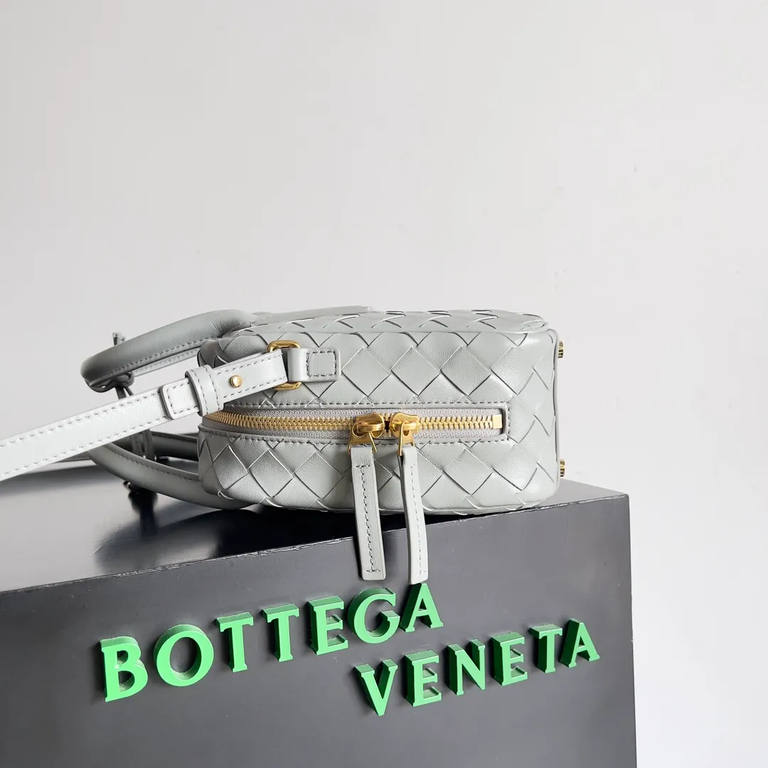 Batch 1560 BV2024 Spring Get Away small square box, retro and fashionable small size, multiple carrying methods, retro and fashionable, lightweight bag, practical space, same style for men and women! ! ! A fashionable must-have item, brass knotted rope pendant, chic and elegant, low-key luxury and tasteful, versatile item. Style number: 776736 Size: 23.5*17.9*9cm